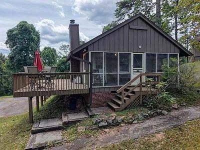 1 Your furnished lake-view cottage retreat is ready! $179,550