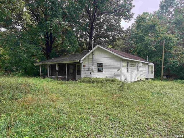 $30,000 Price cut $5K 3 bed, 1 bath home situated on 2.17 acres just outside of town.