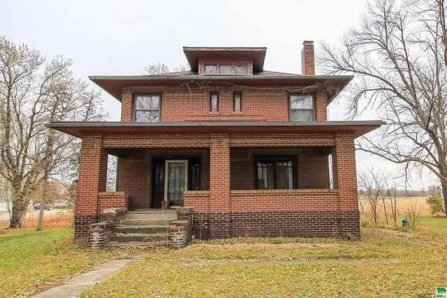 Craftsman Home in Iowa Diamond In The Rough With Amazing Original Details Lists At Just $32,500!