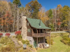 Cabin with 1.75 Acres in Hillsboro, West Virginia