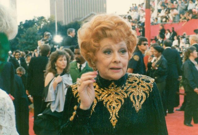 Lucille_Ball_at_the_61st_Academy_Awards