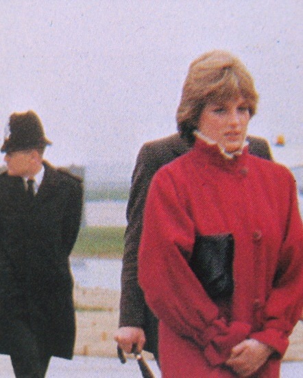 After capturing this photo of Princess Diana, the photographer realized something te... Look closer and try not to gasp when you see it in the first comment below 😯 A Fascinating Photo That Look