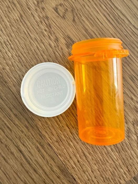 A woman had a pile of empty pill bottles—rather than throw them away, she came up with these genius uses. Full recipe 👇👇