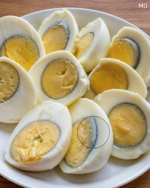 🟧If the eggs have a green ring around their yolk, it means that... see more👇
