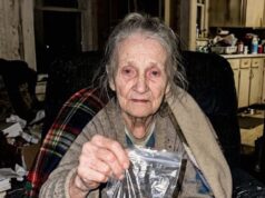 An Elderly Woman Tried to Pay for Her $15 Pizza with a Plastic Bag of Change – So I Made a Decision I Can’t Undo