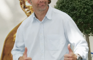 90s Heartthrob with Eyes Like ‘Crystals’ Has Aged Naturally with Gray Hair at 62—Why He Moved Away from Hollywood