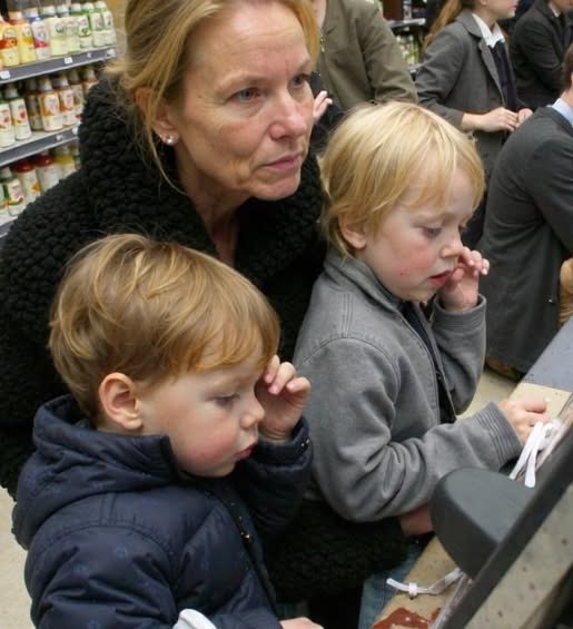 I Bought a Bag of Apples for a Mother with Two Little Kids at the Checkout — Three Days Later, a Police Officer Came Looking for Me at Work