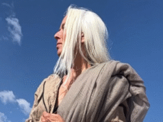 Woman dubbed “world’s most beautiful grandmother” shows what she looks like years after viral photos